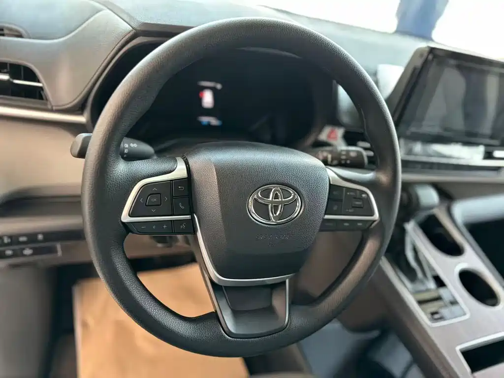 Toyota Sienna 2023 — фото 11
