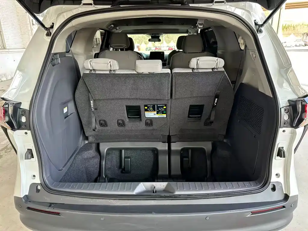 Toyota Sienna 2023 — фото 19
