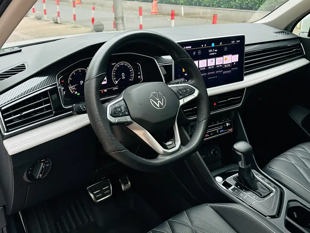 Volkswagen Tiguan L 2023 — фото 10