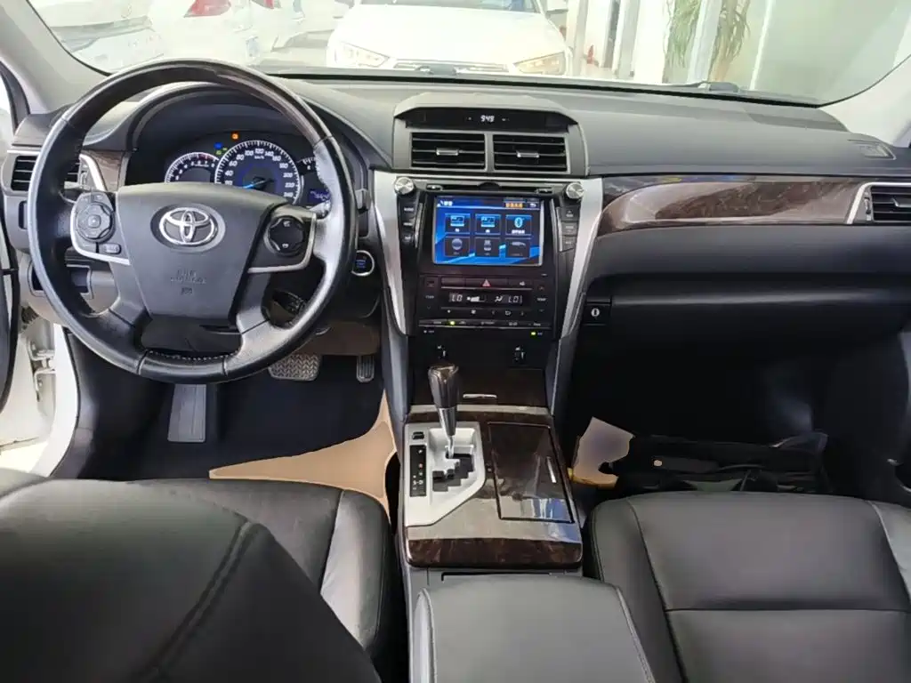 Toyota Camry 2015 — фото 10