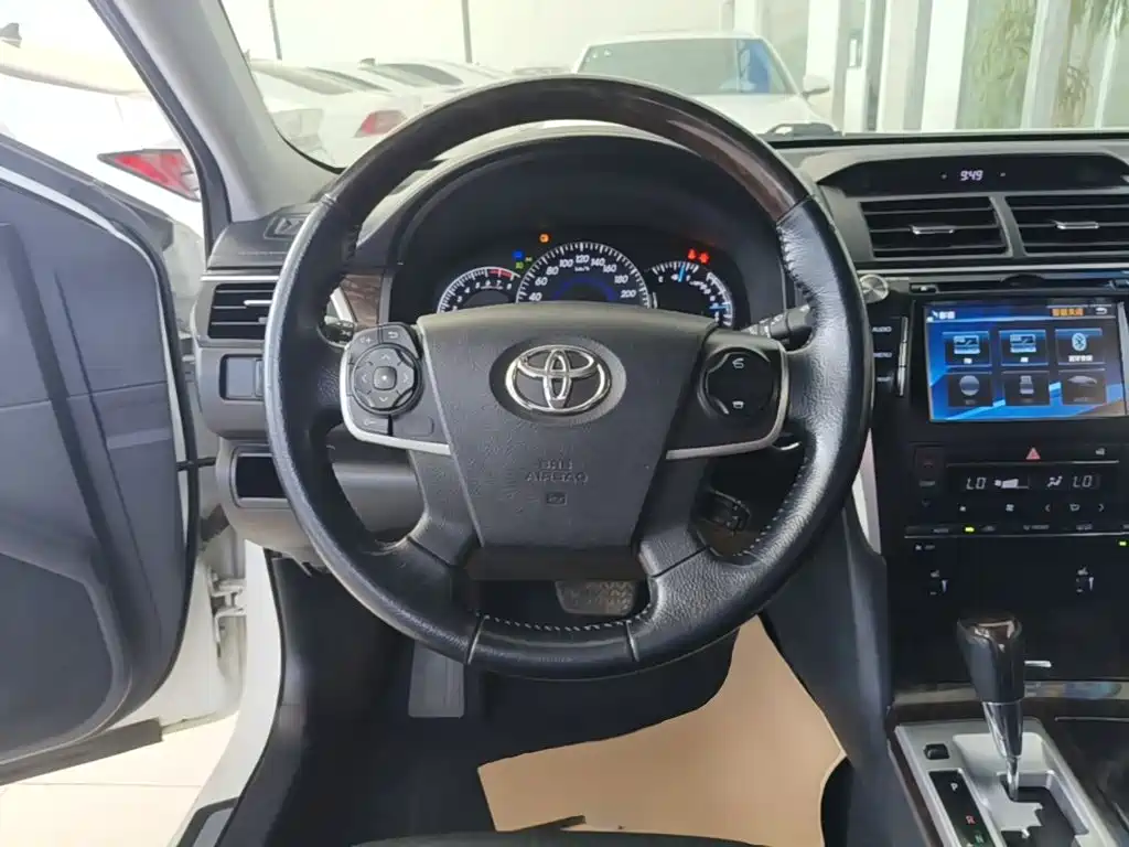 Toyota Camry 2015 — фото 11