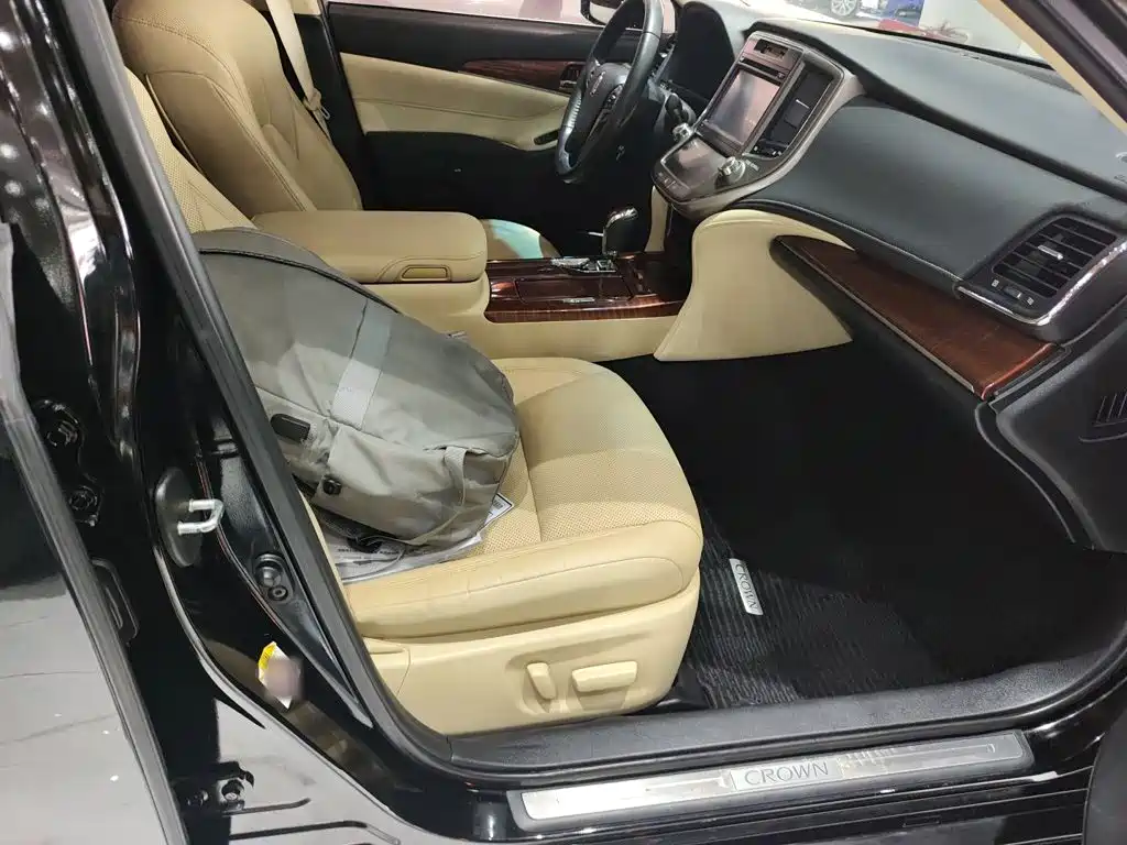 Toyota Crown 2017 — фото 20