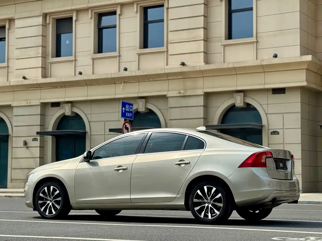 Volvo S60 2018 — фото 9