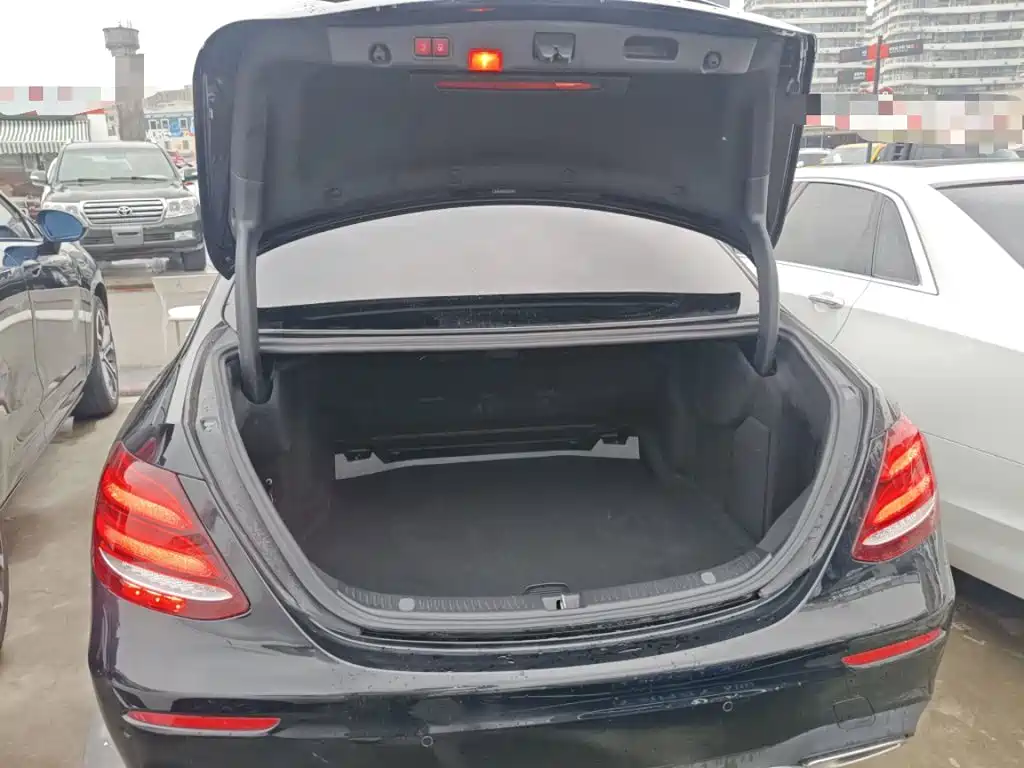 Mercedes-Benz E-Class 2018 — фото 15