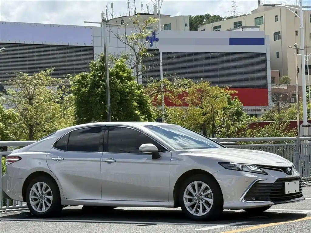 Toyota Camry 2022 — фото 2