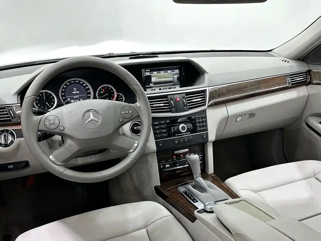 Mercedes-Benz E-Class 2011 — фото 10