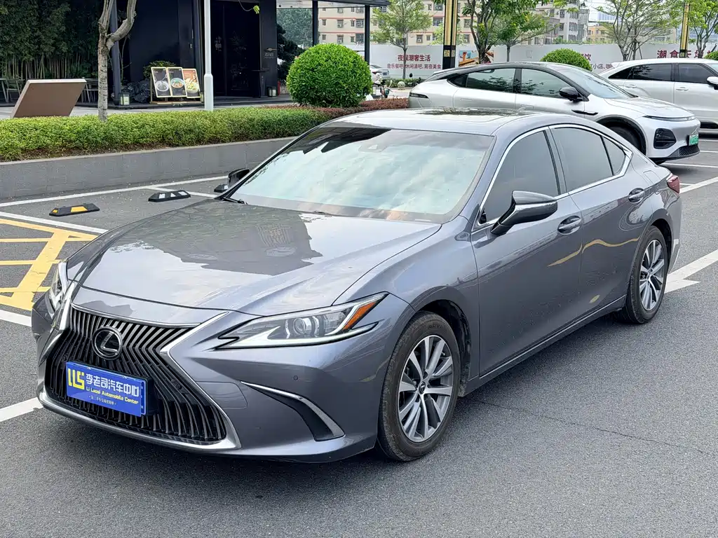 Lexus ES 2020 — фото 1