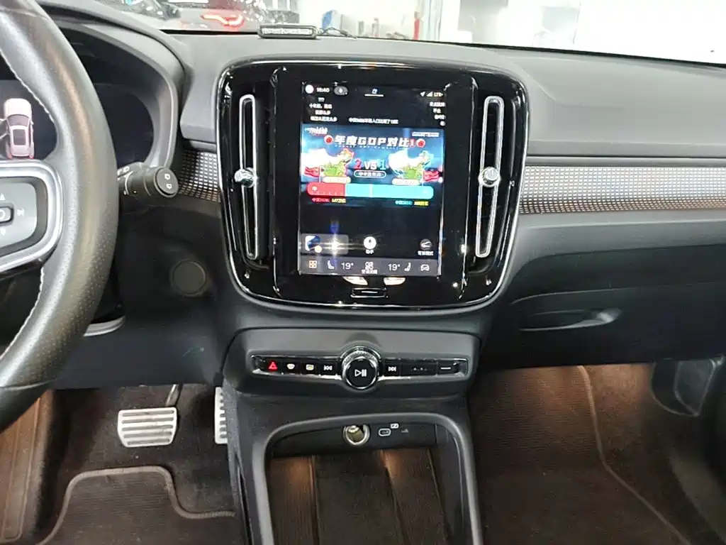 Volvo XC40 NEV 2021 — фото 13