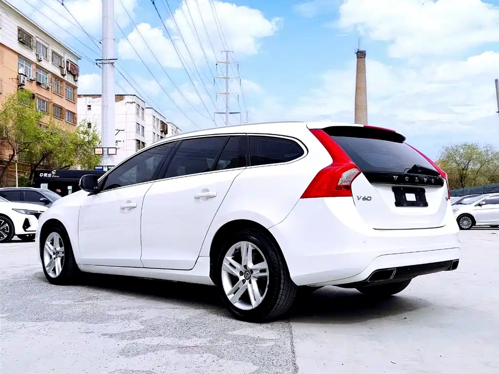 Volvo V60 2015 — фото 6