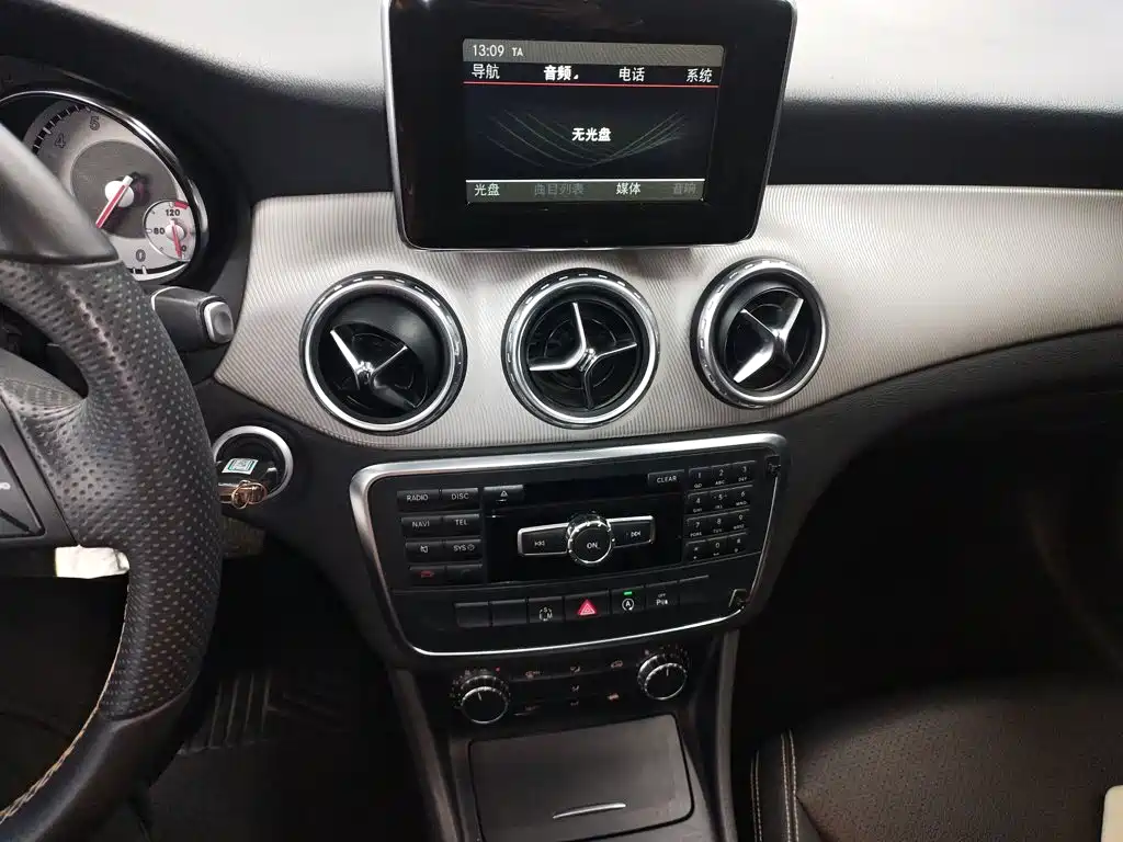 Mercedes-Benz GLA 2015 — фото 13