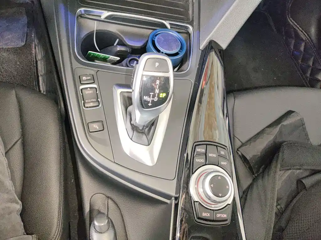 BMW 3 Series 2017 — фото 10
