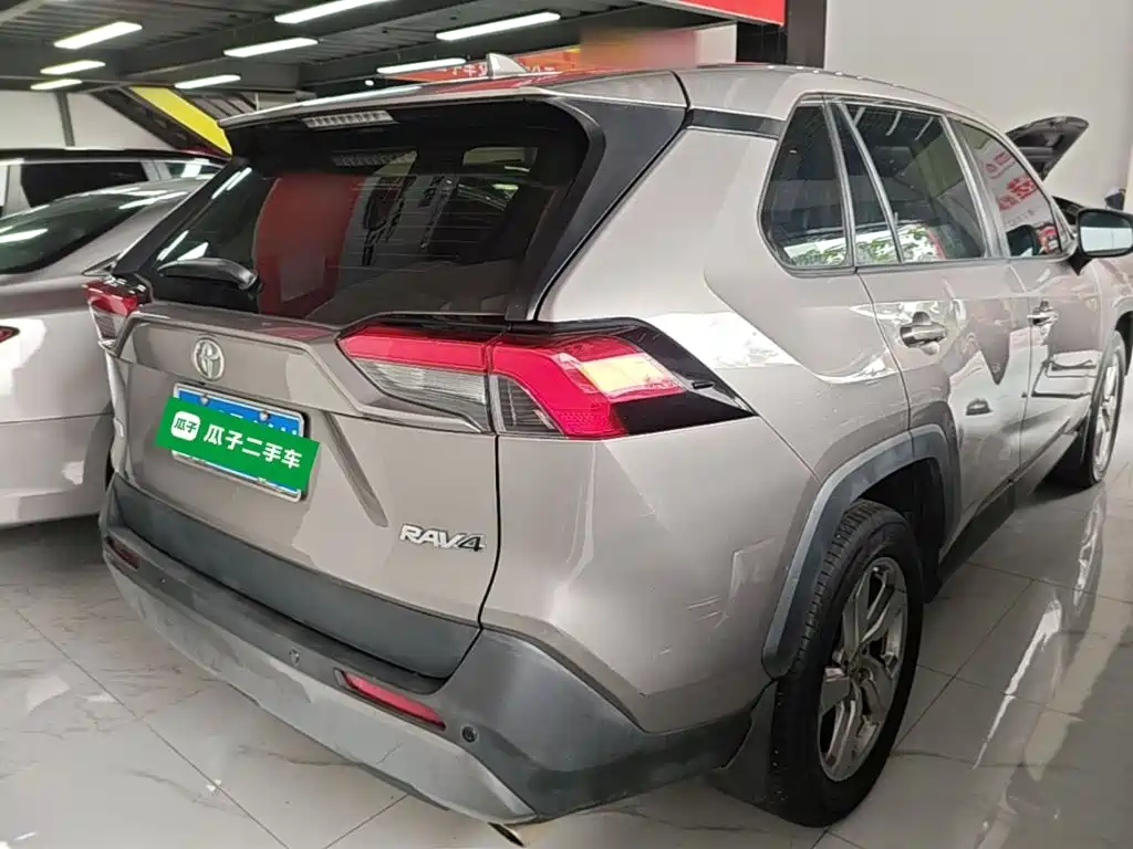 Toyota RAV4 2021 — фото 7