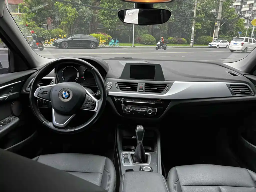 BMW 1 Series 2018 — фото 9