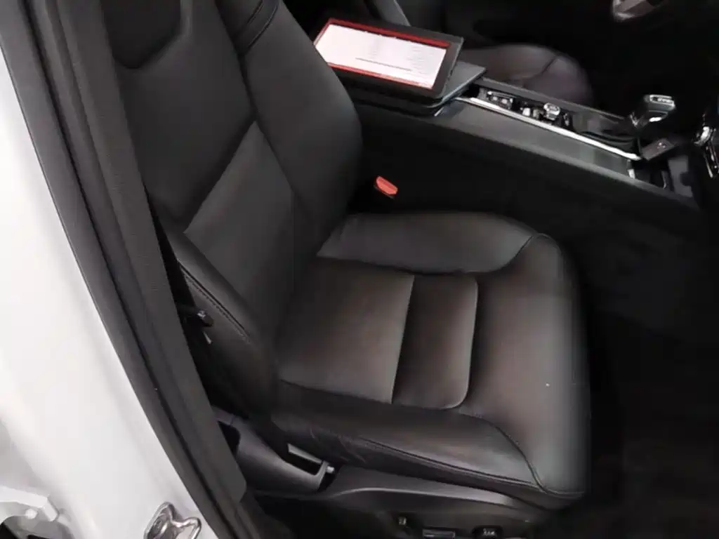 Volvo XC60 2021 — фото 19