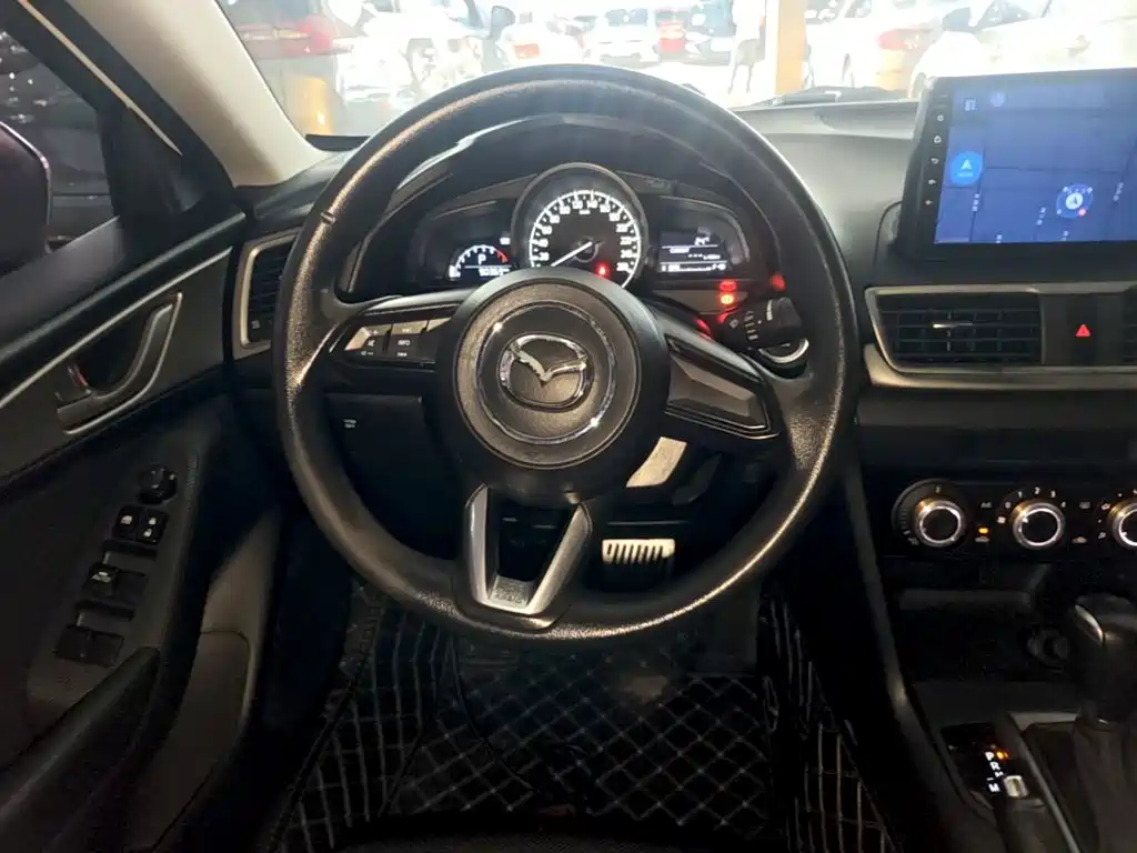 Mazda 3 Axela 2018 — фото 11