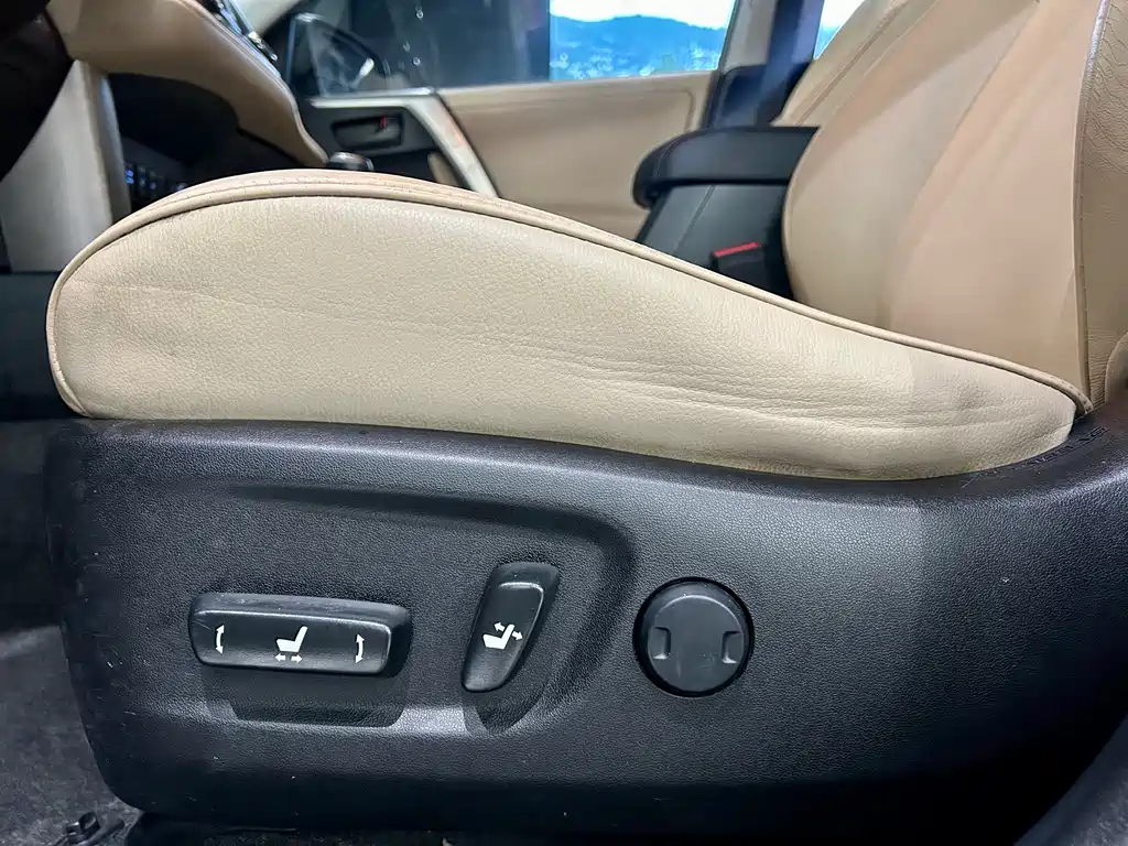 Toyota RAV4 2016 — фото 32