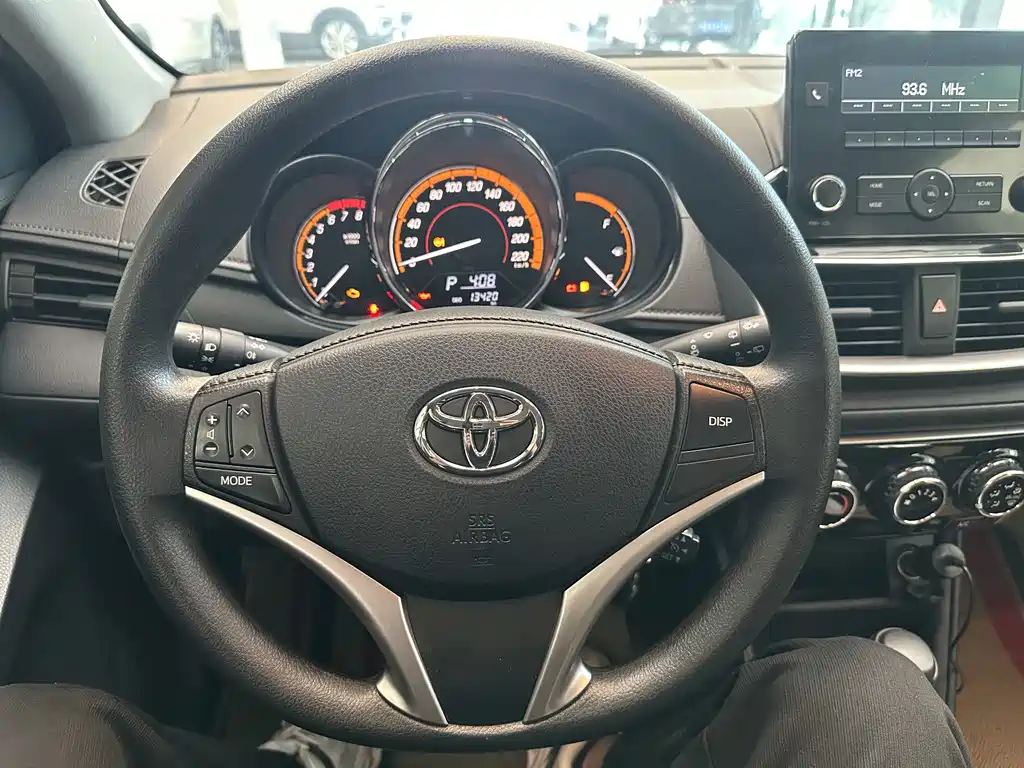 Toyota Yaris L 2022 — фото 8