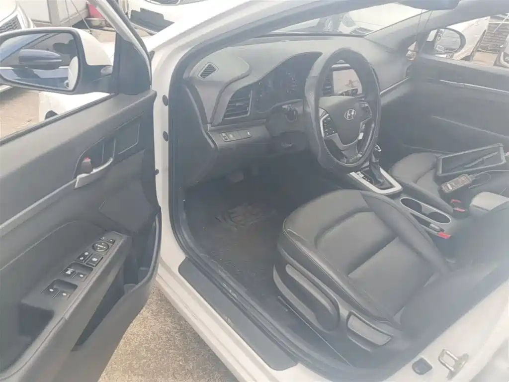 Hyundai Elantra 2019 — фото 16