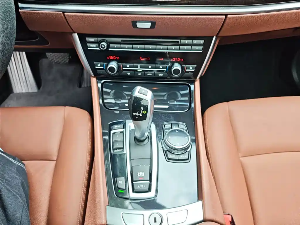 BMW 5 Series GT 2014 — фото 16