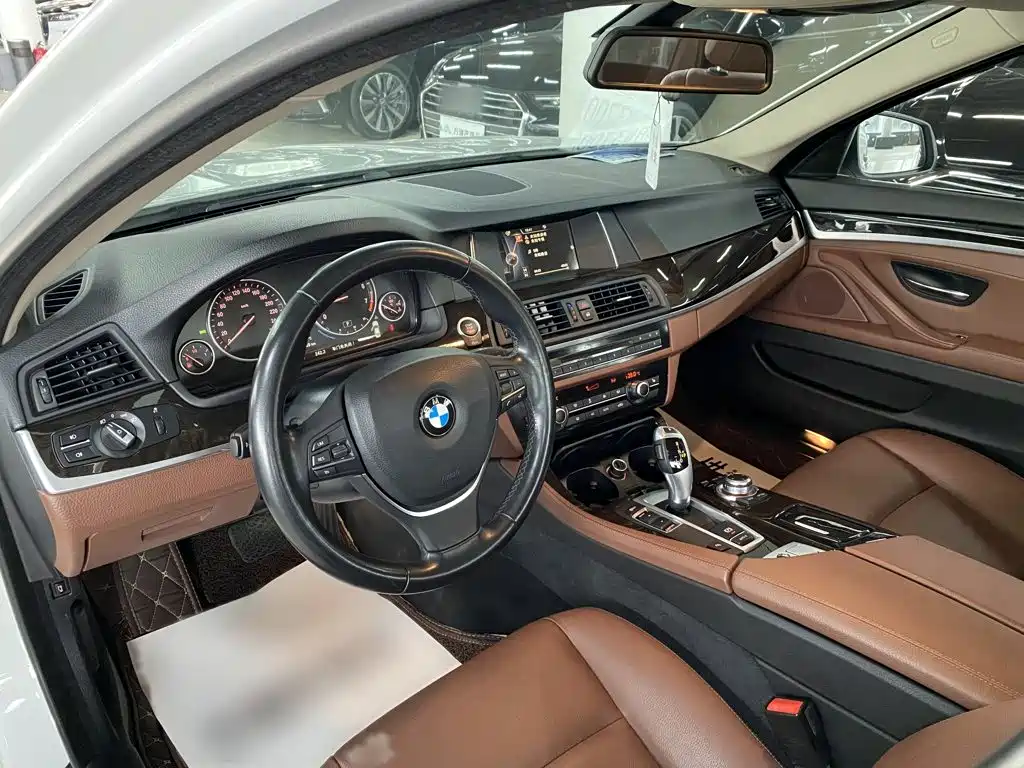 BMW 5 Series 2016 — фото 10