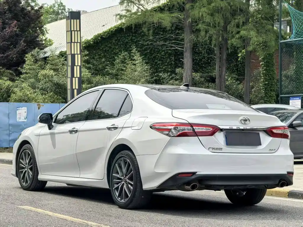 Toyota Camry 2022 — фото 8