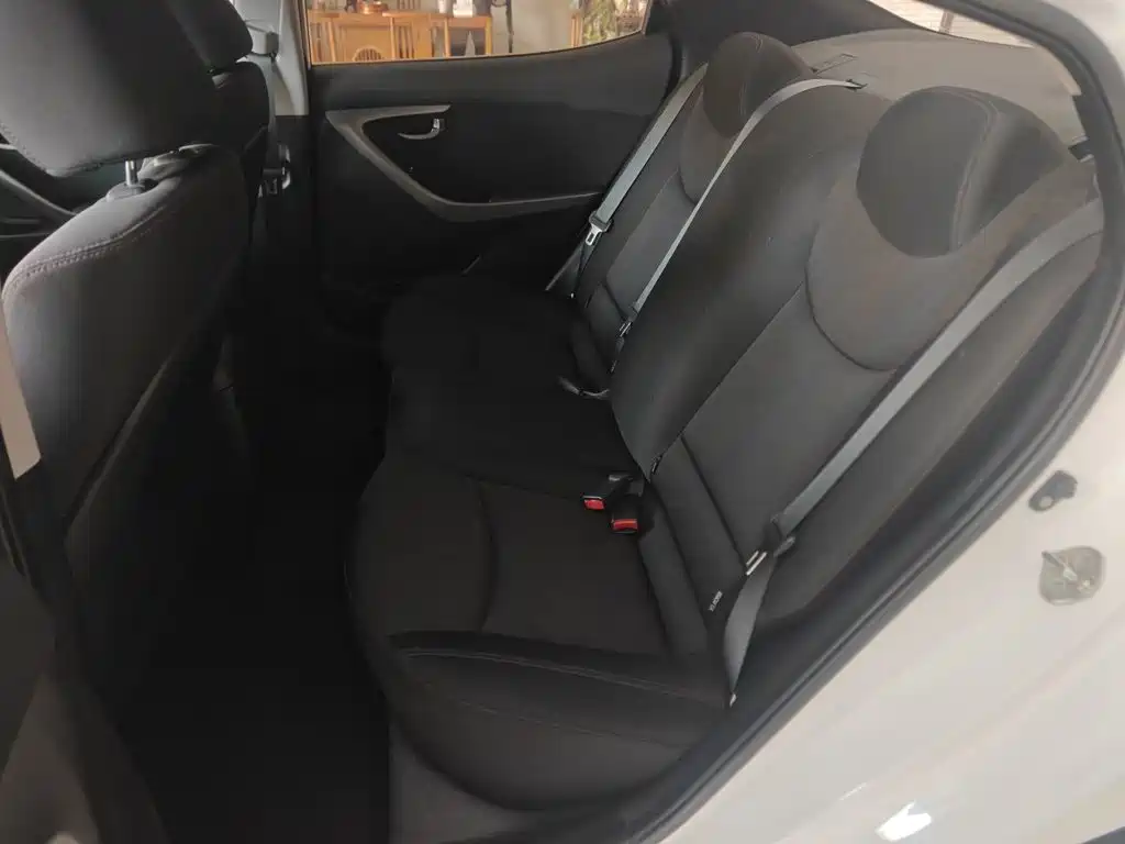 Hyundai Elantra 2018 — фото 13
