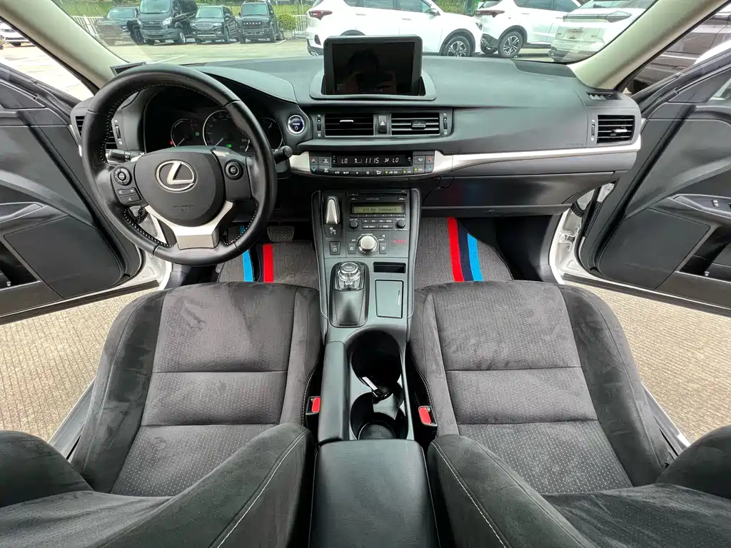 Lexus CT 2017 — фото 15