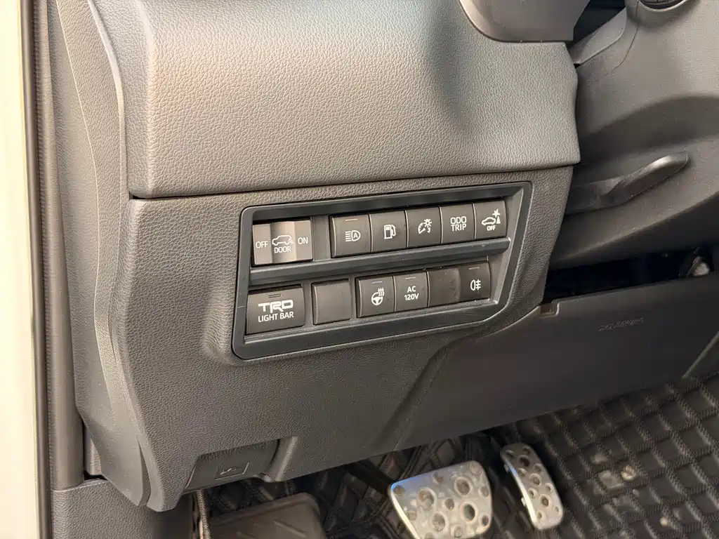 Toyota Sequoia 2024 — фото 12