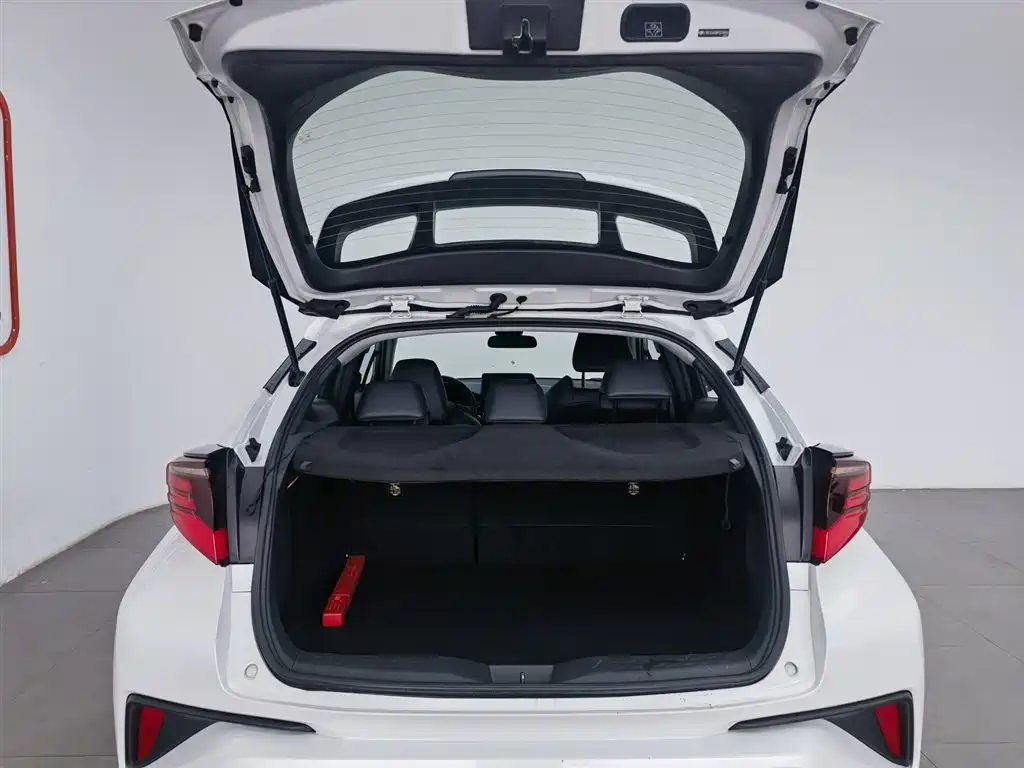 Toyota C-HR 2023 — фото 16