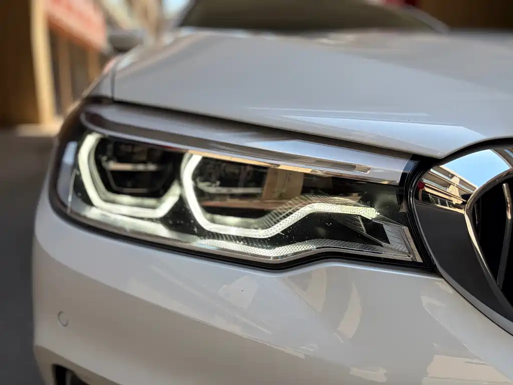 BMW 5 Series 2019 — фото 16