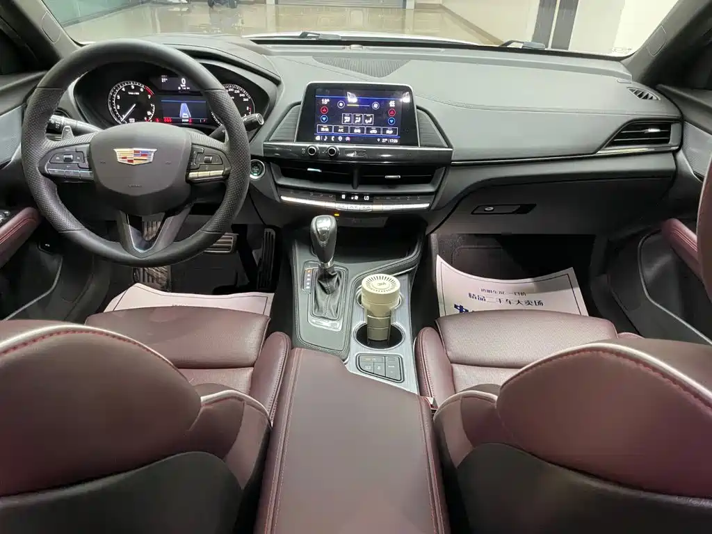 Cadillac CT4 2023 — фото 12