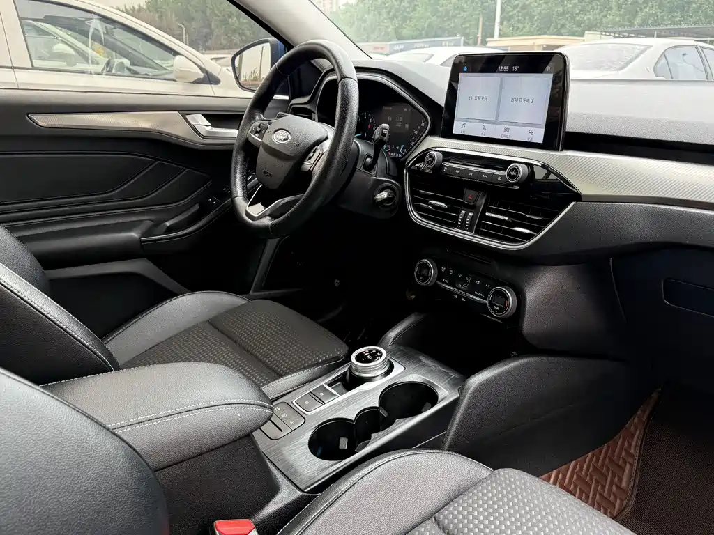 Ford Focus 2019 — фото 19
