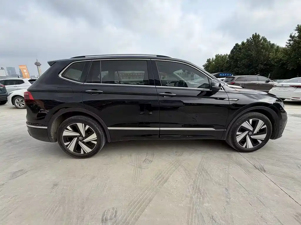 Volkswagen Tiguan L 2023 — фото 5