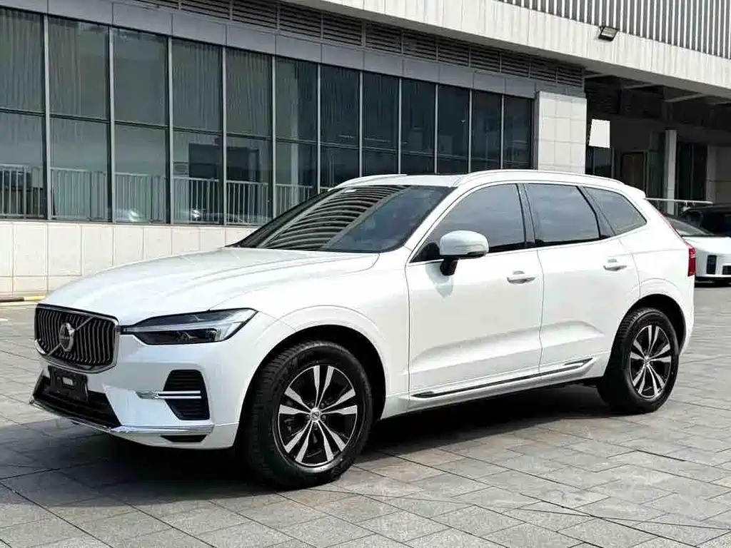 Volvo XC60 2023 — фото 1