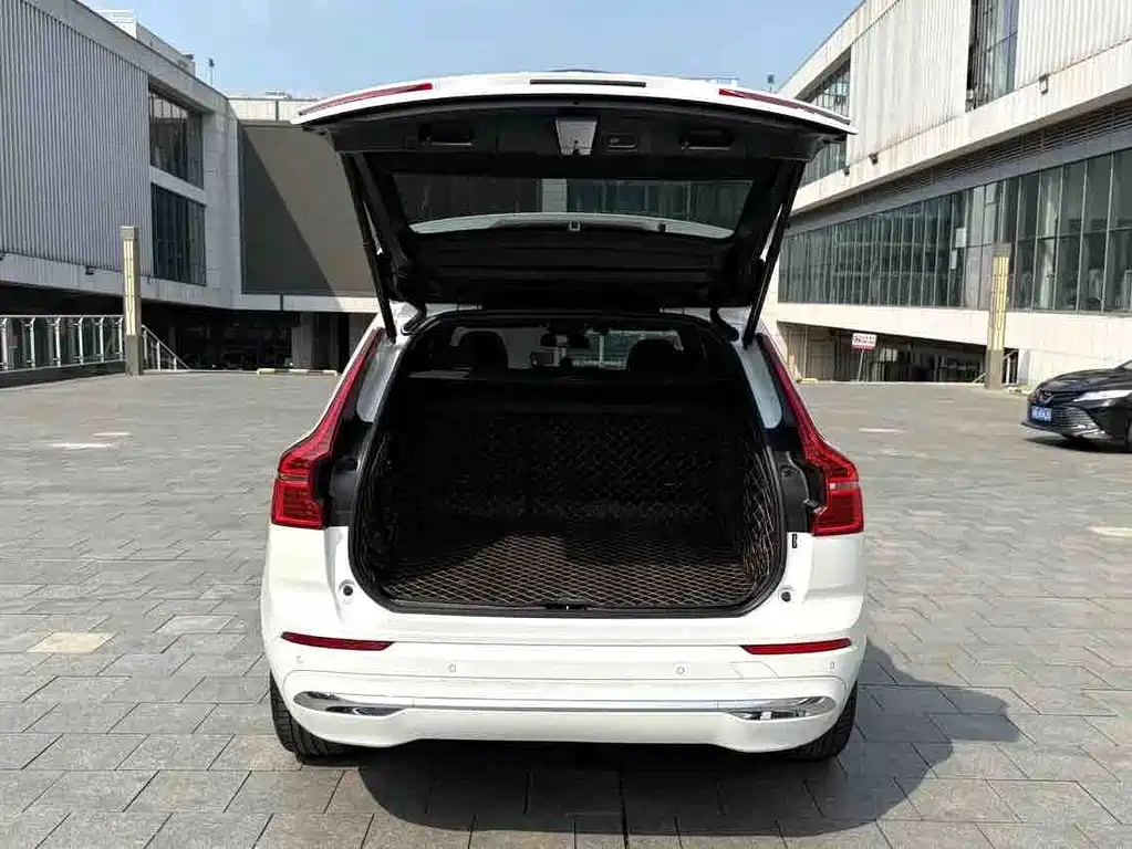 Volvo XC60 2023 — фото 3
