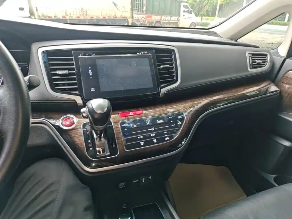 Honda Odyssey 2016 — фото 10