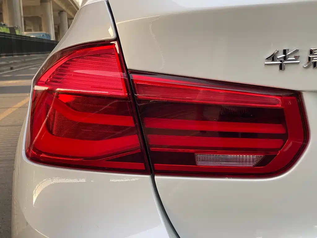 BMW 3 Series 2018 — фото 7