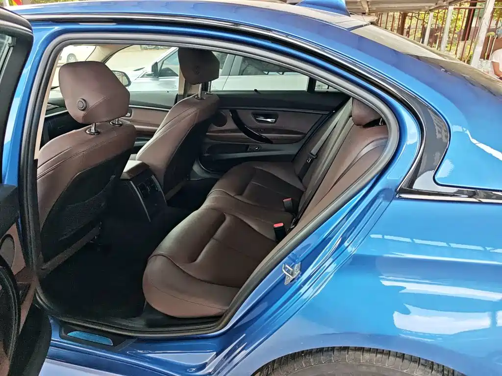 BMW 3 Series 2019 — фото 11