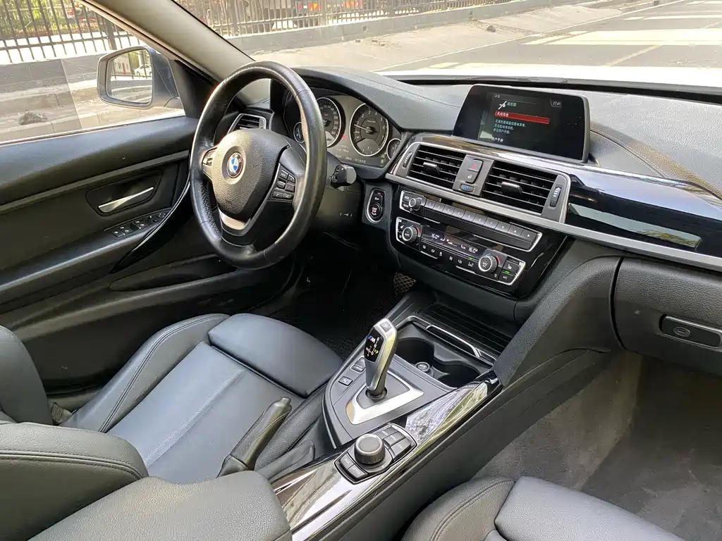 BMW 3 Series 2018 — фото 21