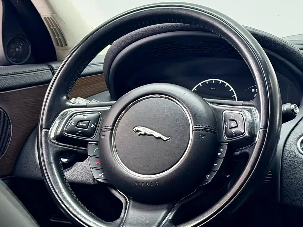 Jaguar XJ 2018 — фото 4