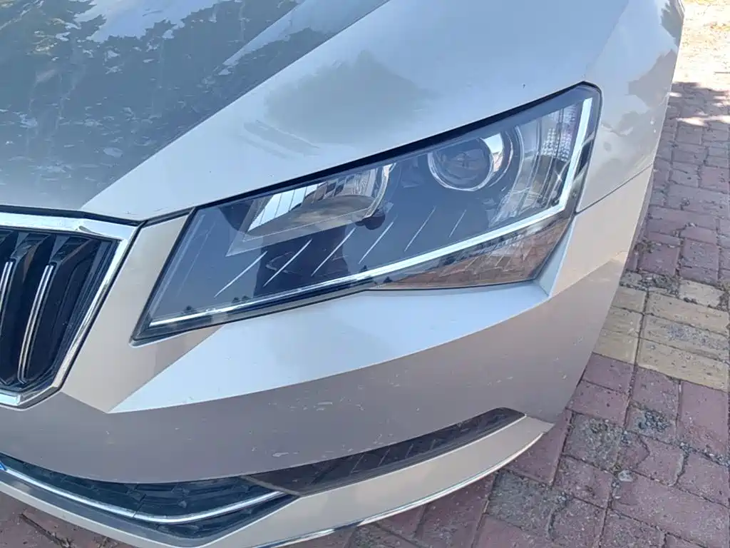 Skoda Superb 2018 — фото 24