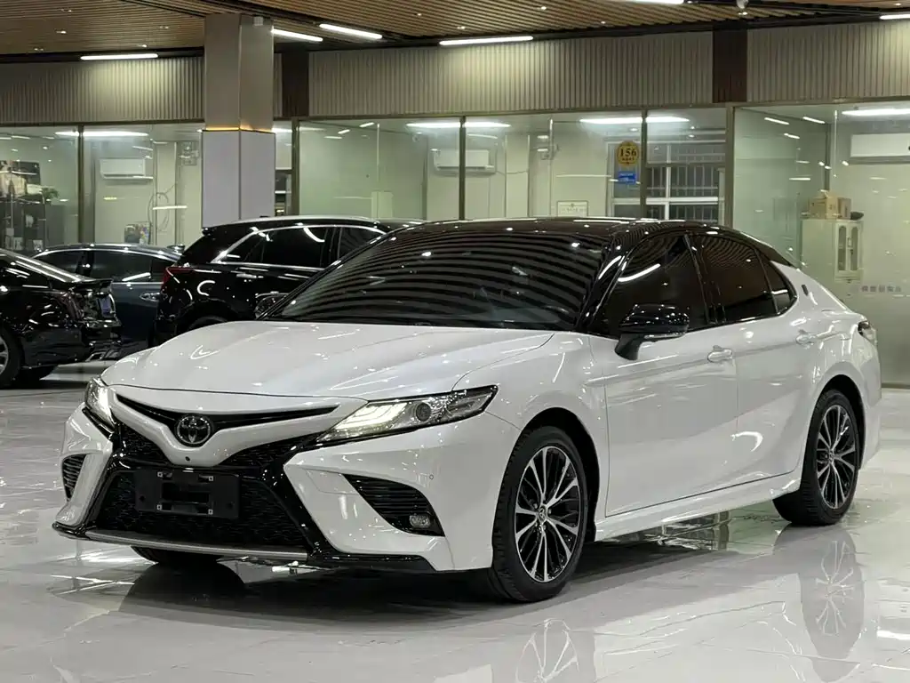 Toyota Camry 2019 — фото 1