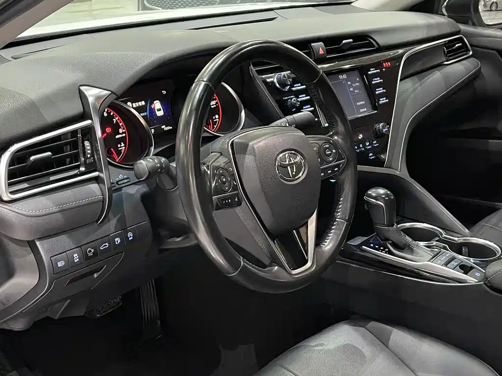 Toyota Camry 2019 — фото 8