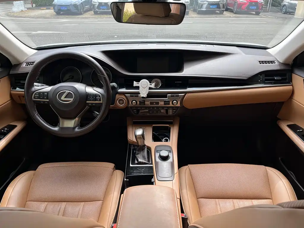 Lexus ES 2018 — фото 13
