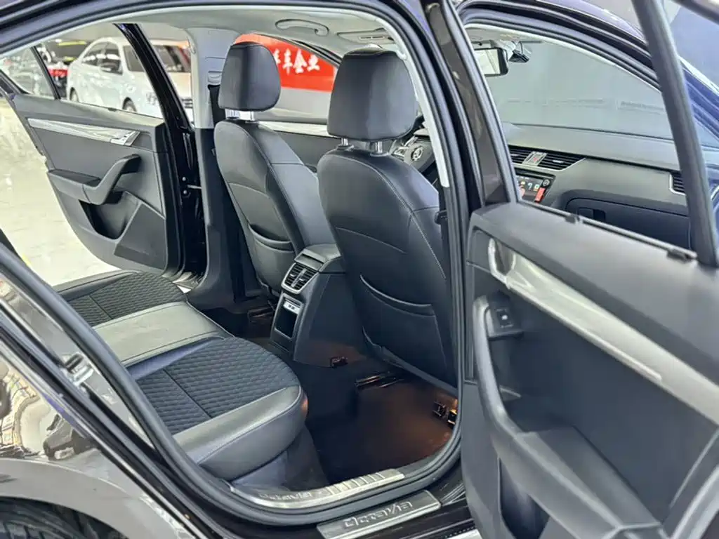 Skoda Octavia 2017 — фото 11