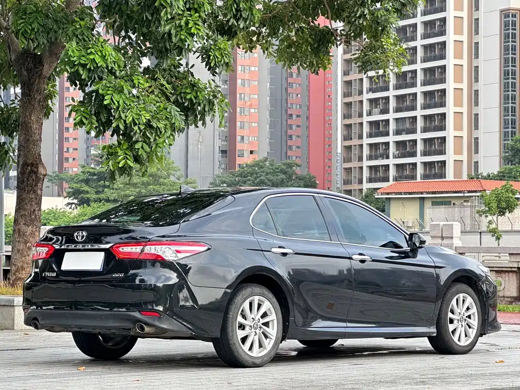 Toyota Camry 2022 — фото 8