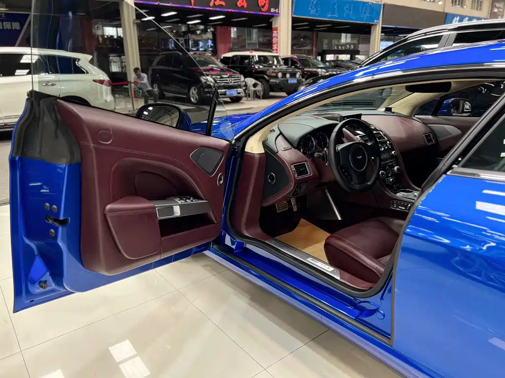 Aston Martin Rapide 2018 — фото 11