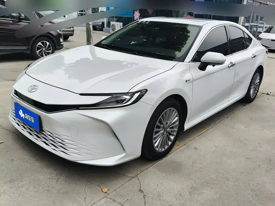 Toyota Camry 2025 — фото 1