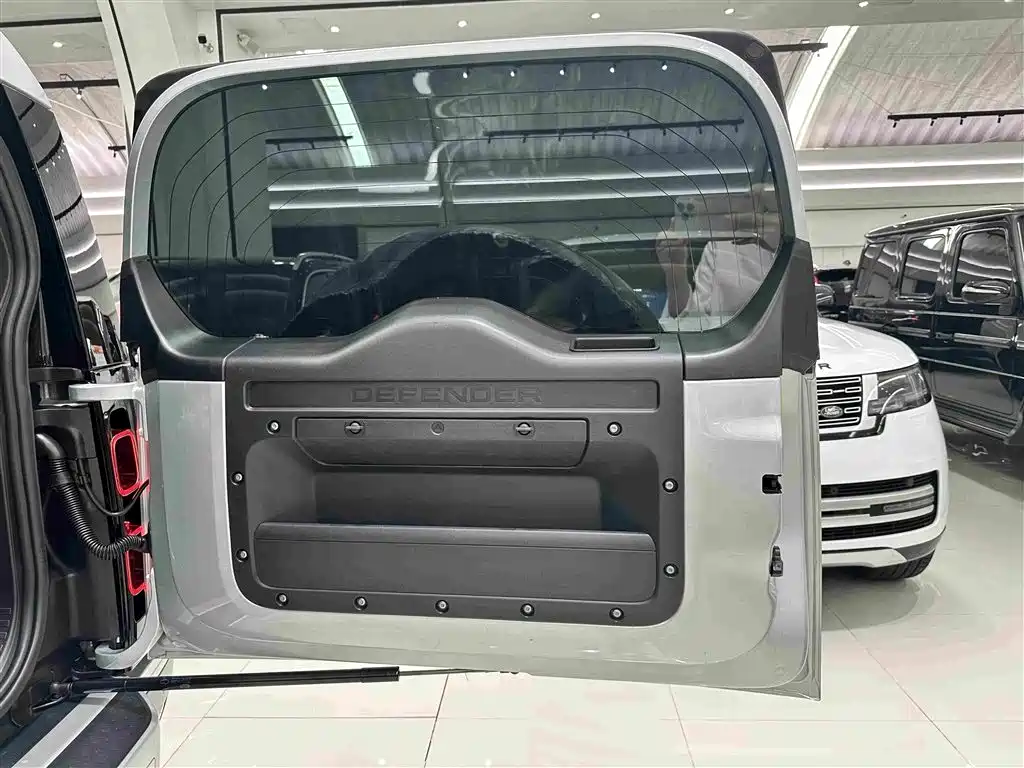 Land Rover Defender 2020 — фото 26