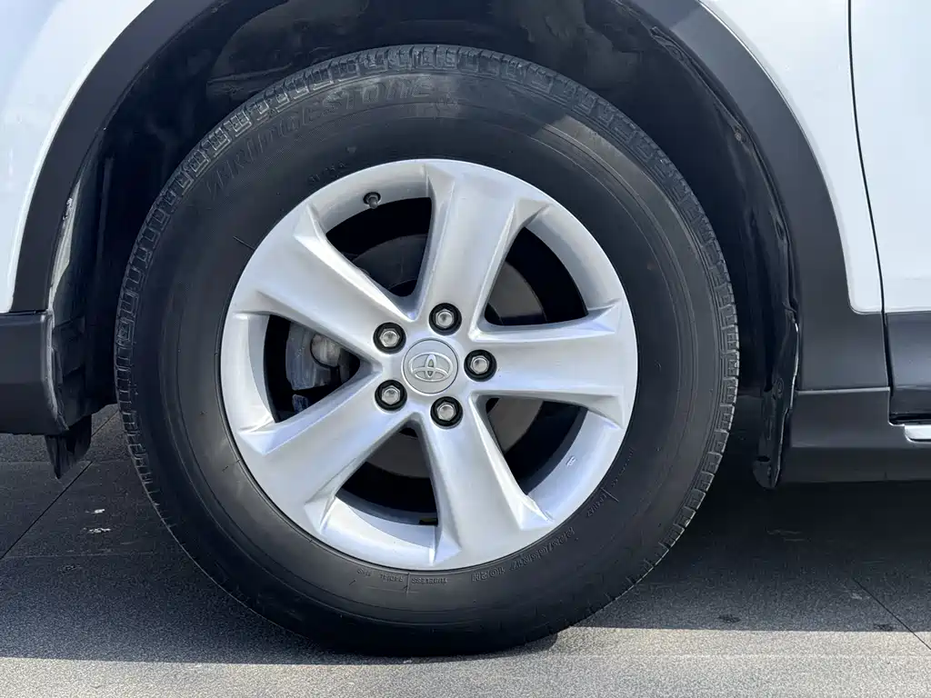 Toyota RAV4 2015 — фото 9